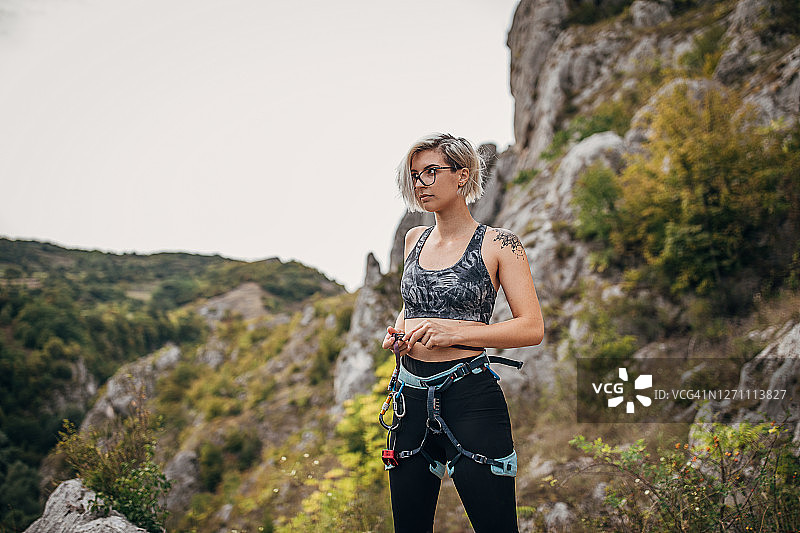 年轻的女性攀岩者准备攀登图片素材
