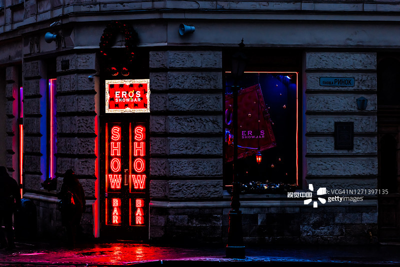 老城里诺克市场广场在利沃夫与红色霓虹灯照明脱衣舞俱乐部性爱展示酒吧和标志图片素材