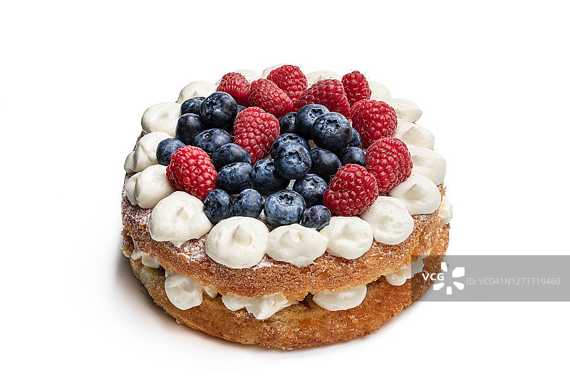 维多利亚海绵蛋糕，上面有掼奶油和浆果孤立在白色图片素材