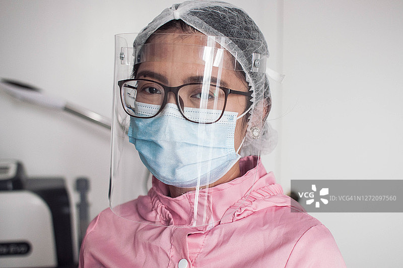 一位年轻的东南亚女医生在医疗诊所个人防护装备图片素材