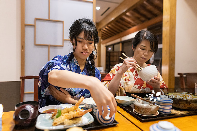 女儿和母亲在浴田在年长日本餐厅吃饭图片素材