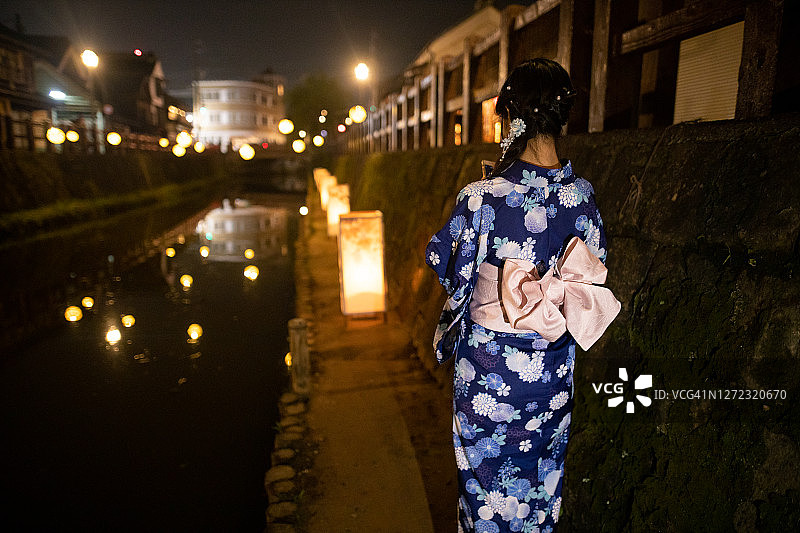 十几岁的女孩在传统的日本灯节拍照图片素材
