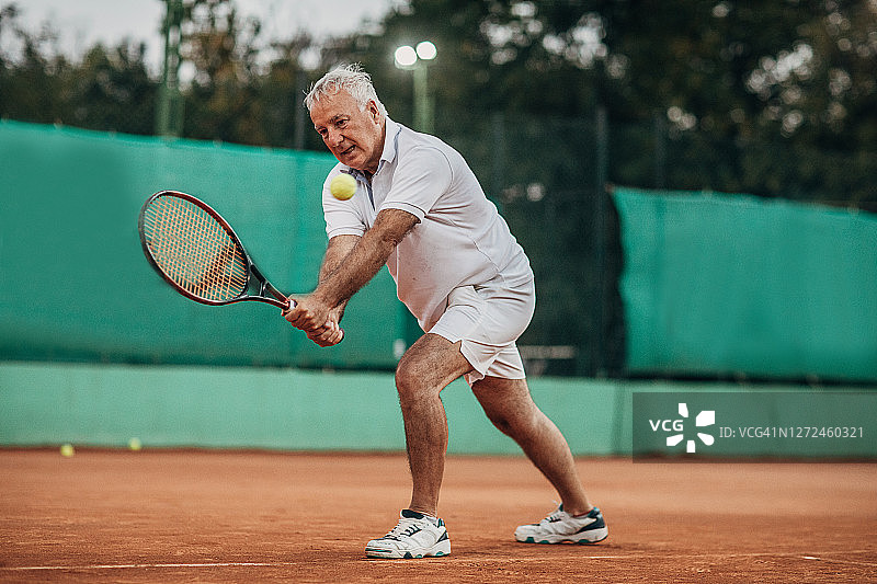 老人打网球图片素材