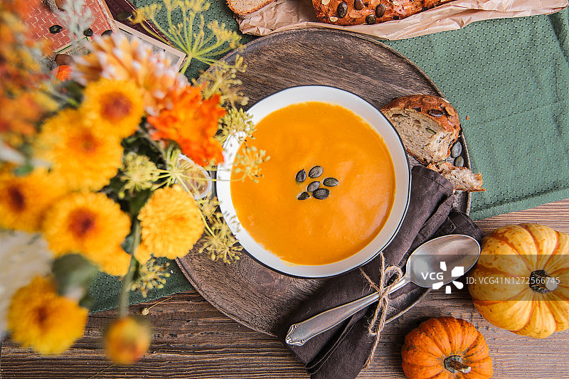 秋天的南瓜汤食物造型在厨房图片素材