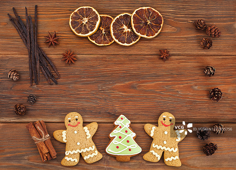 有姜饼人和香料的圣诞贺卡图片素材
