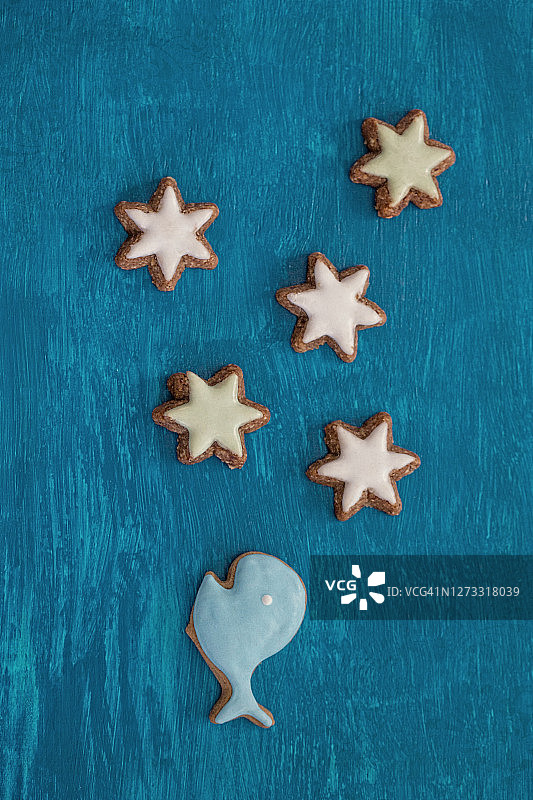 蓝色木桌上的圣诞姜饼艺术饼干图片素材