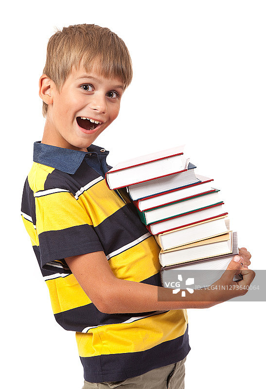 一个小男孩拿着书图片素材