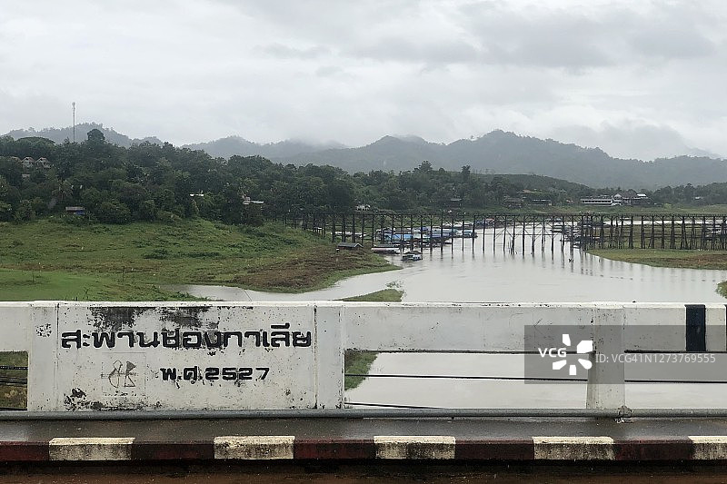 乡村场景:在下雨天，songkali桥和著名的“Sapan Mon”或“Mon桥”，是泰国最长的木新娘横跨Songkalia河在Sangkhlaburi地区。图片素材