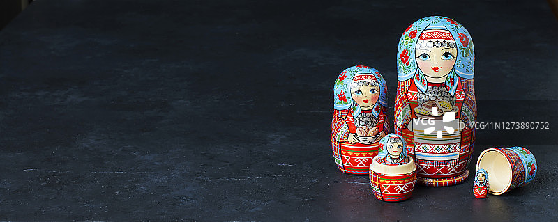 五个红色的套娃。传统的俄罗斯玩具。副本的空间。黑色的具体背景图片素材