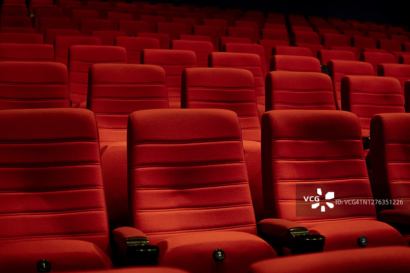 影院里舒适的红色数字座椅空着图片素材