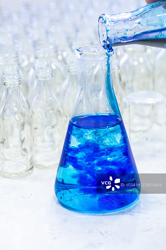 蓝溶液(亚甲基蓝)，化学实验室实验图片素材