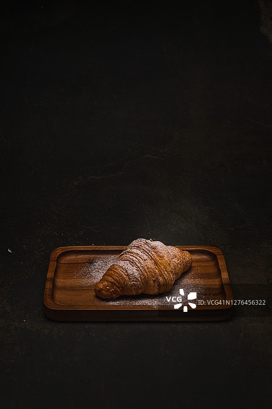 新鲜的羊角面包放在木板上，有拷贝空间图片素材