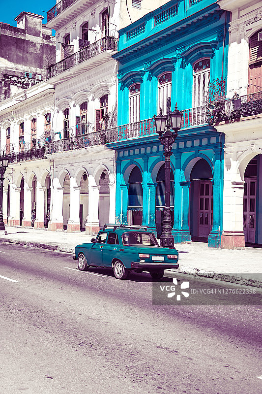 老式蓝色轿车在哈瓦那，古巴图片素材