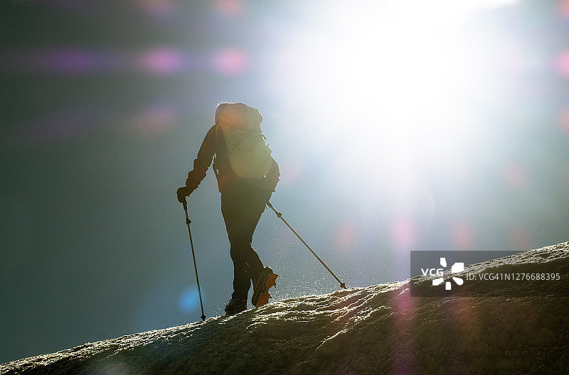 攀登者在积雪的山脊上图片素材