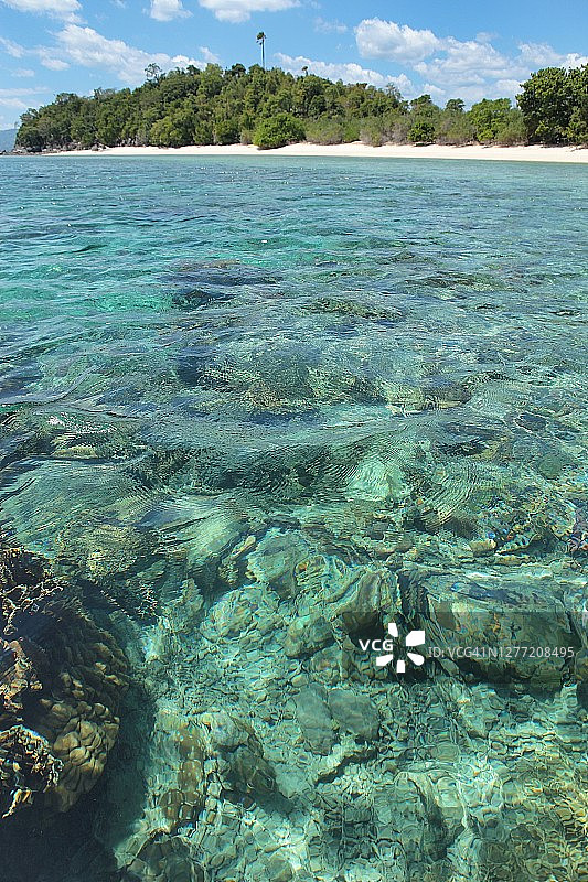 绿松石海水的宁静景色俯瞰热带岛屿。图片素材