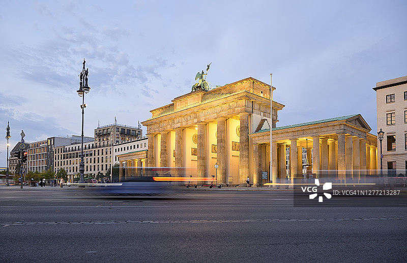 蓝色时刻的柏林-勃兰登堡门图片素材