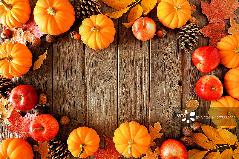 秋天的框架与南瓜，树叶和苹果在乡村的深色木材背景图片素材