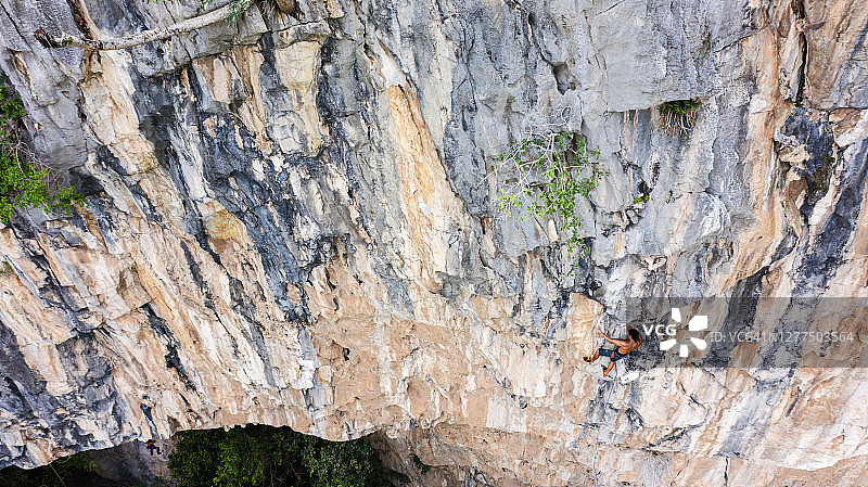 在泰国攀岩。攀爬者(人)在悬壁上图片素材