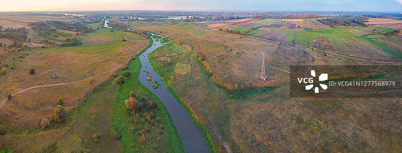 乡村河流、牧场和草地的全景。无人机,鸟瞰图图片素材