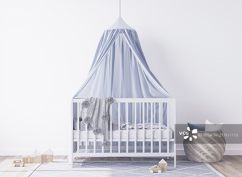 新生儿卧室的内部，白色婴儿床配蓝色顶棚，简约的室内设计。库存图片图片素材