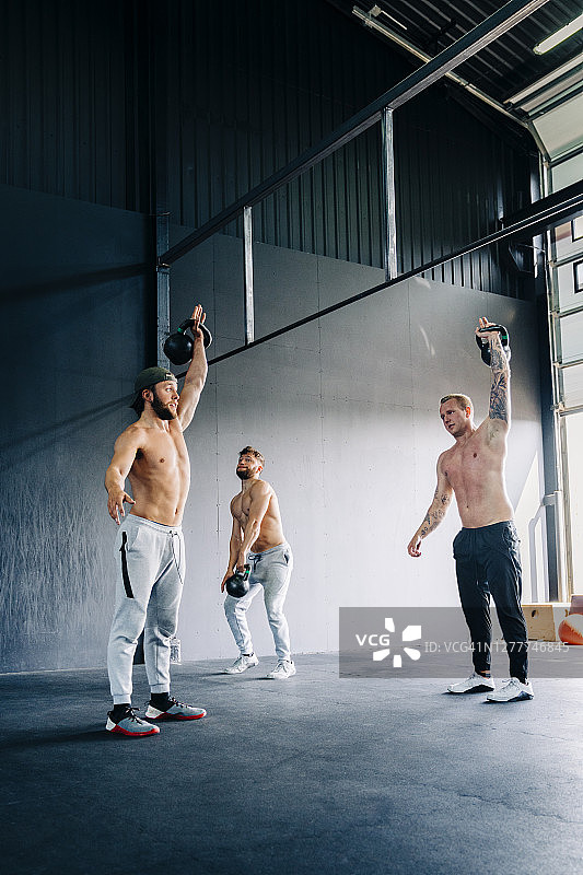 年轻男性在健身房做交叉训练图片素材