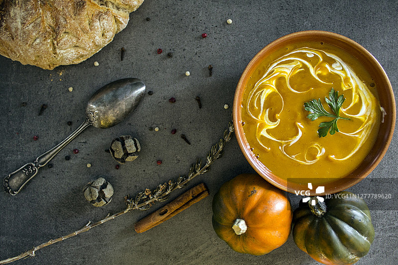 秋季菜单创意。南瓜汤在碗里。图片素材