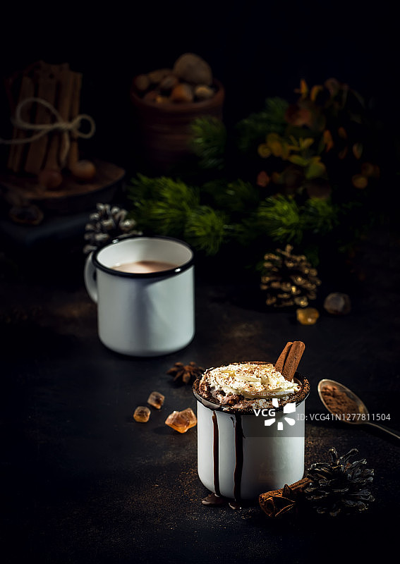 金属杯装热巧克力，奶油和可可粉。冬天和秋天的时候。圣诞节的温暖的饮料。本空间图片素材