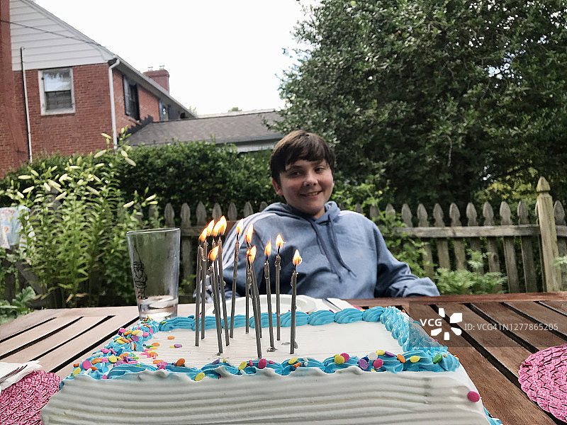十来岁的男孩庆祝他的生日图片素材