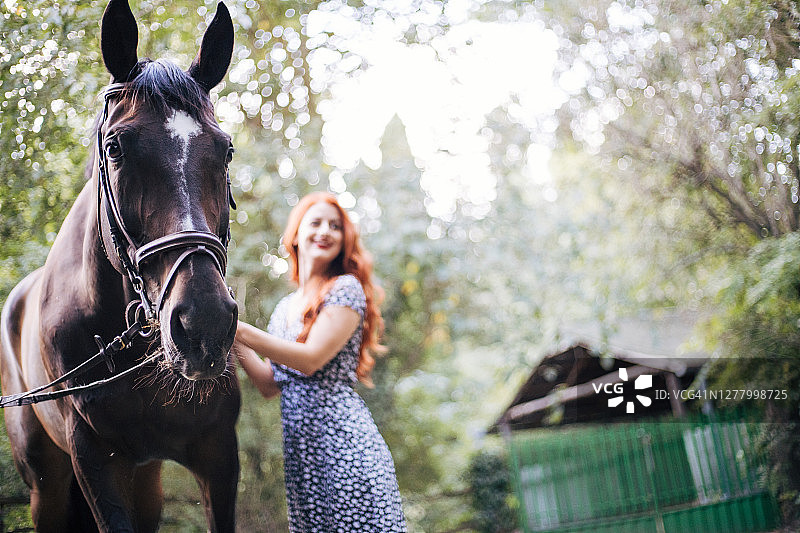 美丽安详的女孩与一匹马共度宁静的时光图片素材