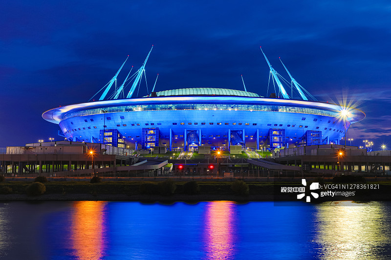 俄罗斯圣彼得堡泽尼特体育场——2020年10月3日:泽尼特体育场在黄昏时分，在多云的天空背景下，从涅瓦河和芬兰湾的水面上观看图片素材