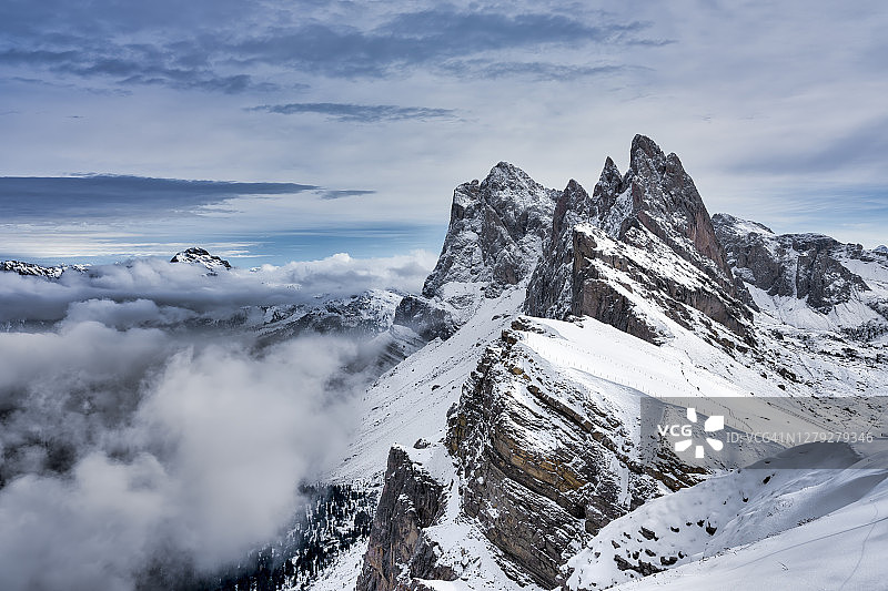 意大利南蒂罗尔加迪纳谷，雪顶塞塞达峰和奥德尔群图片素材