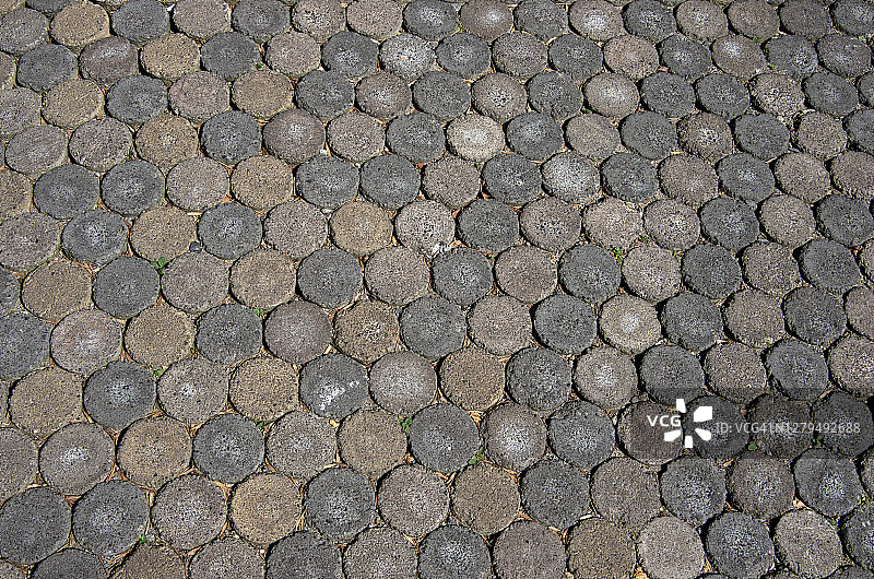 地面铺有深灰色圆形铺路石图片素材