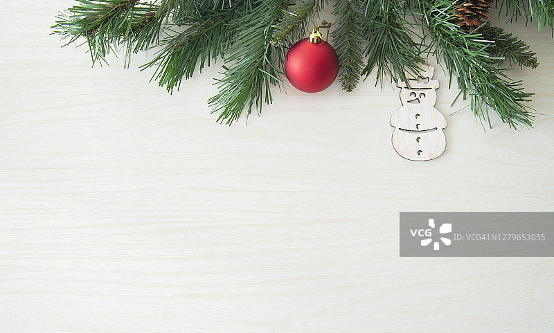 白木背景上的圣诞松树花环镶边图片素材