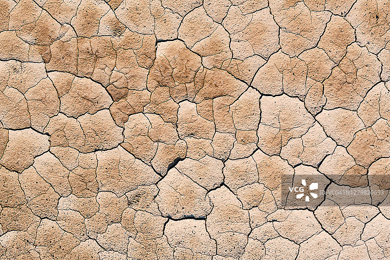 冰冻的地球表面。贫瘠，龟裂和焦土。全球变暖的概念。纹理背景。图片素材