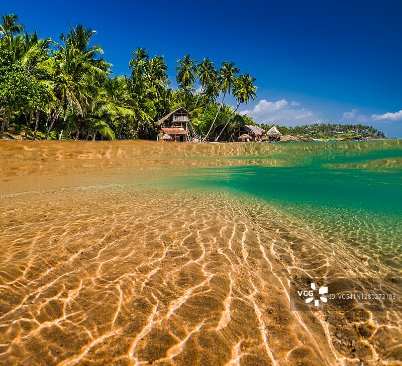 在热带海滩附近有清澈的海水的水下场景图片素材