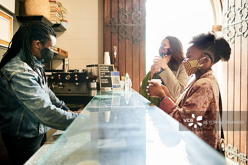 在咖啡柜台喝咖啡的女性图片素材