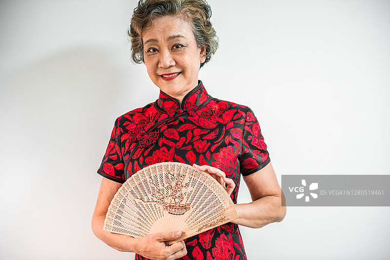 快乐的亚洲资深女性肖像图片素材