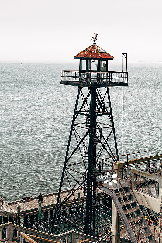 在旧金山的恶魔岛上，一个带有剪影的警戒塔图片素材