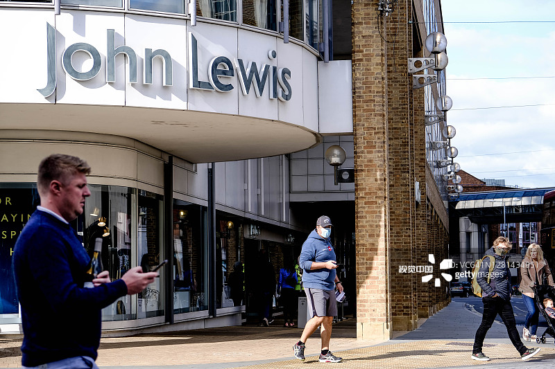 约翰刘易斯百货公司金斯敦，伦敦与路过的购物者图片素材