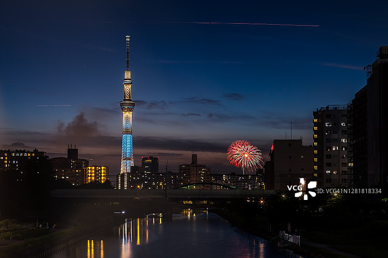 东京天际线与东京天空树，晚上，日本。图片素材