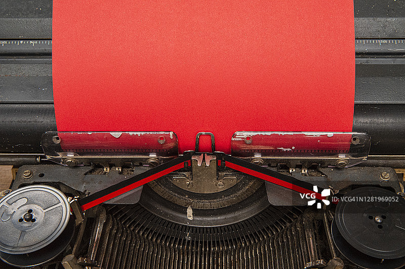 老式打字机里的红色纸张。图片素材