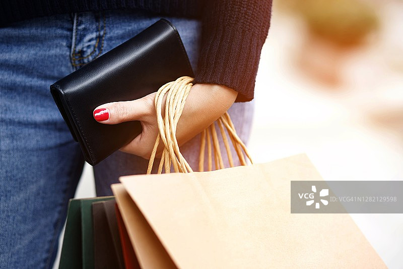 一个女人带着钱包准备网上购物图片素材