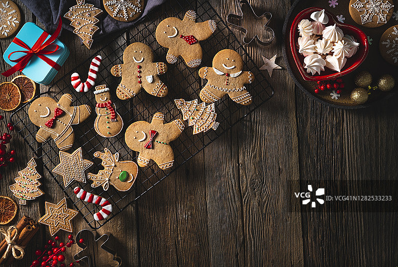 圣诞姜饼人饼干雪人，星星，雪花，糖果手杖，驯鹿和冷杉图片素材