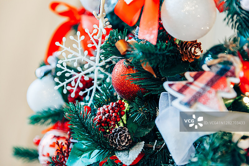 经典的圣诞新年装饰新年树用红色和白色的装饰品装饰品玩具和球。现代古典风格的室内设计公寓。平安夜在家图片素材