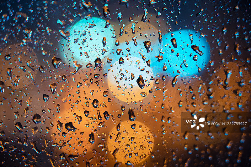 夜里的雨点打在窗户上图片素材