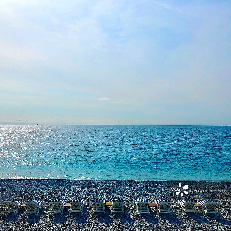 一排日光浴躺椅，尼斯，阿尔卑斯-滨海，法国图片素材