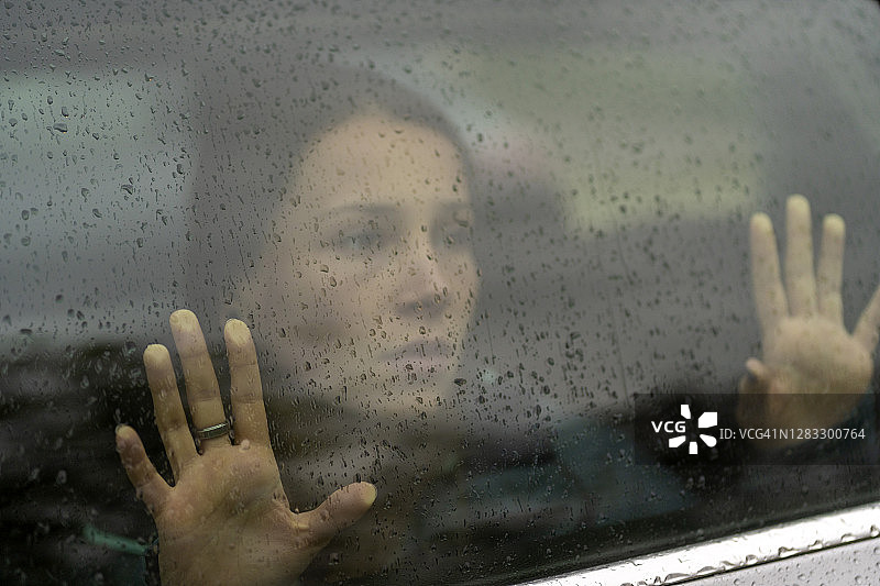 坐在车上的闷闷不乐的年轻女人图片素材