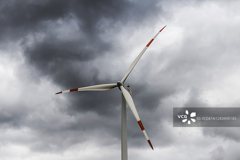 风力涡轮机与戏剧性的天空图片素材