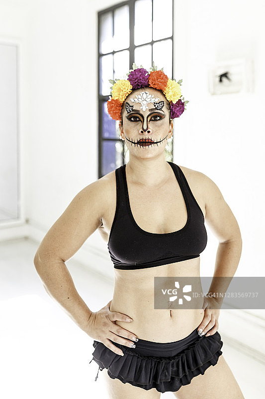 一个女人用卡拉韦拉化妆来庆祝亡灵节图片素材