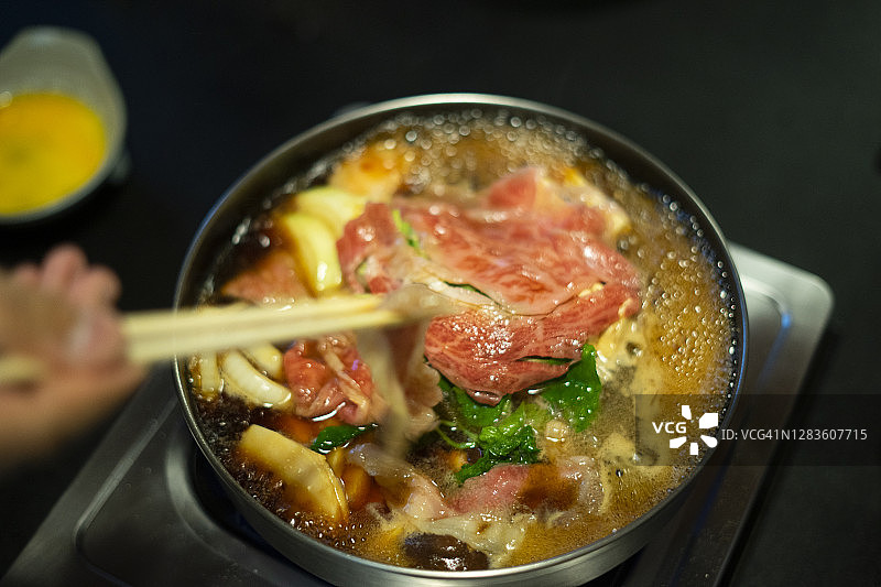 主厨为您烹制日式A5和牛，供您选择寿喜烧或烧肉串图片素材